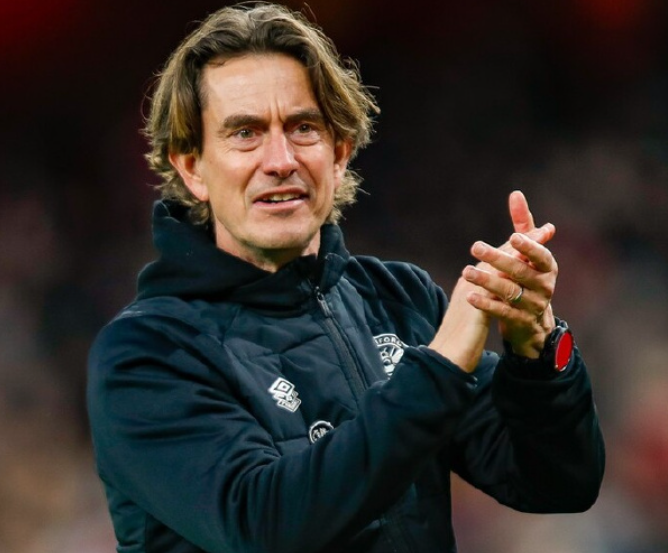 热刺帅位风波:弗兰克面临挑战,俱乐部力挺待转机