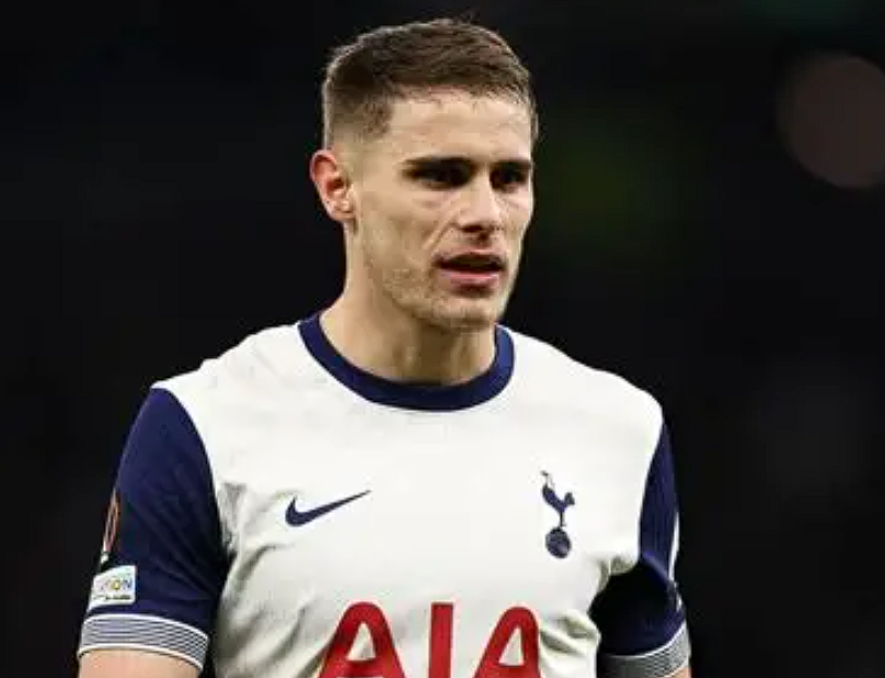 热刺后卫范德芬回应离队传闻与球队状态：专注当下，全力扭转局势