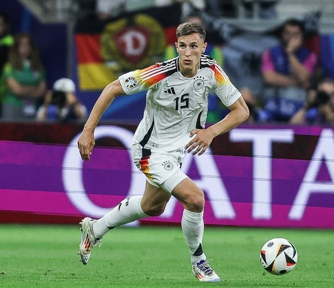 多特后卫施洛特贝克未来引关注，兄长谈其转会抉择